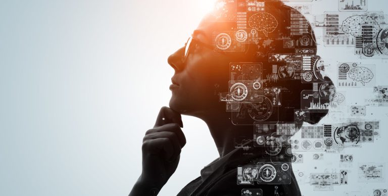Femme en train de réfléchir à des processus métier